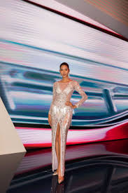 Theo đúng lịch, hoàng thùy linh phải có mặt tại khách sạn sofitel metropole, lúc 17h30 (ngày 19/4) để tiếp đón 8 người chơi game giỏi nhất (game thủ). A Háº­u Hoang Thuy Mang Combo Vay Lá»ng Láº«y Cá»ng Vá»i Style Trang Ä'iá»m Trong Suá»'t Ä'áº¿n Lá» Ra Máº¯t Xe Cá»§a Vinfast Táº¡i Paris Motor Show Topsao