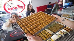 Moslims gaan voor deze gelegenheid nieuwe kleren kopen en lekker eten maken. Suikerfeest Feest Van Files En Veel Eten Nos