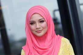 Bringing you neelofa's latest hijab & merchandise. Naelofar Hijab To Make Foray Into New York The Mole