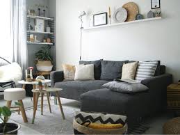 Ga voor twee kleine tafeltjes in plaats van één grotere koffietafel. 10 Tips Voor Het Inrichten Van Een Kleine Woonkamer Siefshome