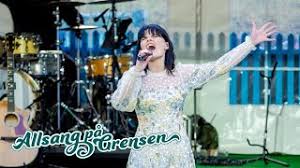 Programmet är inspirerat av den svenska klassikern allsång på skansen och spelades tidigare in två. Ulrikke Brandstorp Villekulla Sing Attention On Allsang Pa Grensen Escxtra Com