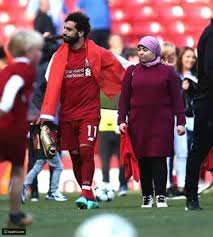 ما رأيك بهجوم البعض على اللاعب المصري؟. ØµÙˆØ± Ù…Ø­Ù…Ø¯ ØµÙ„Ø§Ø­ Ù…Ø¹ Ø²ÙˆØ¬ØªÙ‡ Ø¸Ù‡ÙˆØ± ÙØ±ÙŠØ¯ ÙˆÙ†Ù‚Ø¯ Ù…Ø¨Ø§Ù„Øº ÙÙŠÙ‡ Ù…Ø¨ØªØ¯Ø§