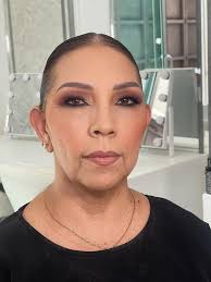 No creo que mi mamá y yo nos podamos parecer más, hoy la maquillaje para mi  clase de piel madura y pude ver el parecido que tenemos ustedes que opinan  ? Si