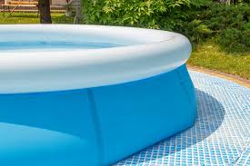 Dump or drain the water, then wipe down the empty pool with a solution of bleach and water (read the label for cleaning ratios), wearing rubber gloves while cleaning. How To Fill The Top Ring In An Intex Pool