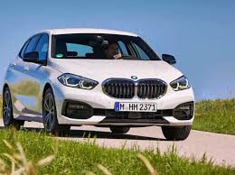 Den günstigsten einstieg in die bayerische kompaktklasse bieten die basismodelle mit serienausstattungen wie lederlenkrad, klimaanlage und einer freisprecheinrichtung über bluetooth. Neuer Bmw 1er F40 2019 Im Test Macht Frontantrieb Wirklich Alles Kaputt