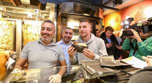 Den kölnern scheint's zu gefallen: Ex Arsenal Star Lukas Podolski Becomes A Shawarma Seller In His Home Country Germany Photos