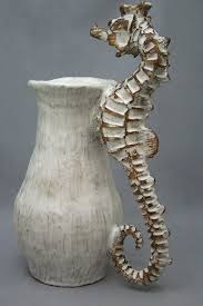 Hippocampe En Ceramique Grand Pichet Vase Par Shayne Greco Belle Sculpture Mediterraneenne Poterie Mediterranean Sculptures Pitcher Vase Vase