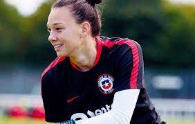 Consultada específicamente si se refería, por ejemplo a fernanda pinilla, que no sumó minutos en francia 2019, tiane aseveró: Christiane Tiane Endler Chilenische Topfussballerin Der Weltelite Deutsche Wochenzeitung Condor In Chile