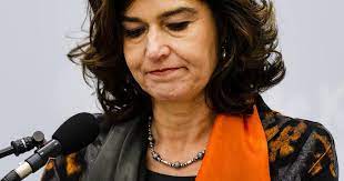 Het feit dat ze over een incident struikelt illustreert dat ze de rol had van 14e minister van het kabinet. Kamervoorzitter Van Miltenburg Treedt Per Direct Af Binnenland Ad Nl
