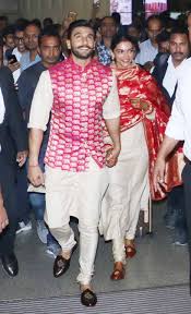 Pictures Ranveer Singh And Deepika Padukone Arrive In Mum Filmfare Com Lalu mengapa rani yang dihujat? ranveer singh and deepika padukone