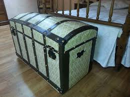 En la actualidad está en tendencia utilizar objetos modernos con antiguos para realizar una. Reparacion Antiguo Baul Con Decoupage Conoce El Proceso De Restauracion Bricolaje