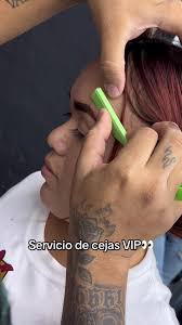 Barberos en Nicaragua: Servicio de Cejas VIP