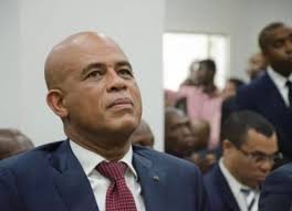 Menm Aristide sezi lèl tande ti chinwa ap di se Martelly ki vin ak gang nan  peyi a. Pandan mwen pap defann pyès politichyen men papa gang lan se  Aristide tout moun