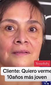 Pobre señora no puede ni parpadear lol 🤣 HAHAHAHA migraña ha tenido q  pasar !!! #humor… si no había necesidad de extirar tanto !!! 🤣🥹 ustedes  me van a dar algo ! #humorviral #humorviral #fypシ゚ #fyp ...