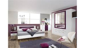 Ein schlafzimmer komplett set mit boxspringbett mit einer liegefläche von 140x200 cm für singles oder einem doppelbett in 180x200 cm sind die gemütlichen alleskönner unter den betten und in allen farben sowie mit vielfältigen funktionen (wie led beleuchtung) verfügbar. Schlafzimmer Set Burano In Weiss Und Brombeer 4 Teilig