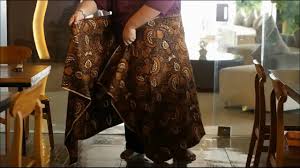 Rok model satu ini memanfaatkan bahan satin silky dan tersedia dalam berbagai ukuran. Tutorial Mengenakan Kain Batik Untuk Pria 1 Youtube