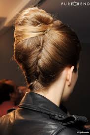 photos ambiance rock avec ce chignon banane au volume xxl hochsteckfrisur frisuren frisur hochgesteckt