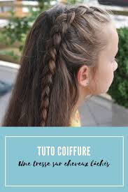 La belle coiffure petite fille est indispensable quand vous êtes invités à un mariage et surtout lorsque la petite va être une fille. Coiffure Une Tresse Sur Cheveux Laches Tuto Coiffure Coiffure Fillette Coiffure