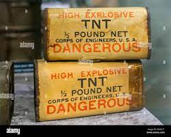 Zwei WW2 US Army halbes Pfund TNT high explosive Blöcke durch die  amerikanische Korps der Ingenieure für Abbruch und Sabotage Zwecke  verwendet Stockfotografie - Alamy