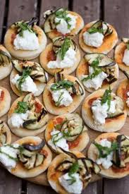 Dafür brauchst du lediglich pizzateig aus dem. 3 Schnelle Und Einfache Rezepte Fur Leckere Party Snacks Fingerfood Rezepte Fingerfood Rezepte