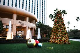 Cafe Gauguin At Rosen Centre Hotel Christmas Decorations At Rosen Centre In Orlando Florida Hotel Christmas Decorations Christmas Decor