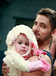 Tři kluci a nemluvně (2012)