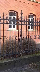 Kunstvoller Eisenzaun Vor Einem Schlichten Backsteingebaude Eisen Zaun Backstein Backstein Fassade Gebaude