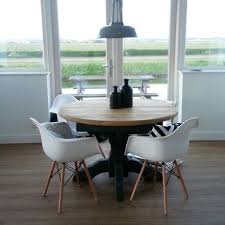 hk living workshop l lamp grijs openslaande deuren ronde eettafel dsw stoel stokke stoel wit stoelen ronde eettafel eettafel