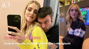 Fedez, collezione con le scarpe con il sangue umano nella suola. Chiara Ferragni Vuole Le Coccole Ma Fedez Preferisce I Videogiochi