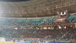 شهدت الدقائق الأخيرة قبل المواجهة المرتقبة بين الترجي التونسي وضيفه الأهلي المصري، أحداثا مثيرة، كان بطلها جمهور صاحب الأرض. Ø§Ù„Ø¨ÙˆØ§Ø¨Ø© Ù†ÙŠÙˆØ² Ø¨Ø§Ù„ØµÙˆØ± Ø¬Ù…Ù‡ÙˆØ± Ø§Ù„ØªØ±Ø¬ÙŠ ÙŠÙ…Ù„Ø£ Ù…Ù„Ø¹Ø¨ Ø±Ø§Ø¯Ø³ Ø§Ù„Ø£ÙˆÙ„Ù…Ø¨ÙŠ