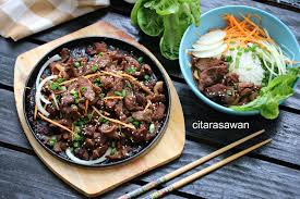 Irisan daging direndam bumbu yang gurih manis karena memakai pir korea. Korean Bulgogi Resepi Terbaik