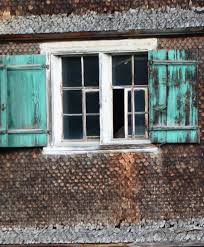 Altes Fenster An Einem Mit Schindel Verkleideten Bregenzerwald Haus Bregenzerwald Altes Bauernhaus Alte Fenster