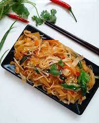 A recipe for the the most delicious chewy flat rice noodles topped with savoury, thick egg gravy sauce. Wajib Dicoba 4 Resep Kwetiau Praktis Untuk Berbuka Puasamu Bersama Keluarga