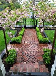 Un recurso que le da vida al. 31 Unusual Yard Decor Ideas To Inspire And Copy Small Backyard Landscaping Pathway Landscaping Front Yard Landscaping