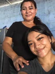 🌸 ¡Participa en nuestro Concurso Virtual “¿Qué tanto me parezco a mi  madre?” 🌸 Madre: Rafaela Gutiérrez Hija: Esther Duriettz “Mamá, tu amor es  el regalo más valioso que la vida me