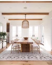 Grande Table En Bois Brut Poutres Apparentes Suspension En Osier Cette Salle A Manger Nat Deco Salle A Manger Decoration Salle A Manger Maison Darchitecte
