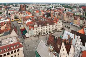 Große wiese in direkter nähe zu stadt. Breslau Wroclaw In Polen