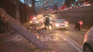 Sorprendidos ha reaccionado miles de usuarios en redes sociales quienes reportan un masivo corte de luz durante la tarde de este domingo en santiago. Usuarios Reportan Masivo Corte De Luz En Distintos Sectores De Santiago