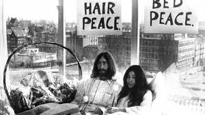 Anthony cox left the group with kyoko in 1977 and they became fundamentalist christians. John Lennon Und Yoko Ono Bed In Fur Die Liebe Und Den Frieden Archiv