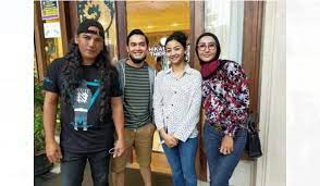 Discover ikbal fauzi's biography, age, height, physical stats, dating/affairs, family and career updates. Dikabarkan Putus Dengan Adi Sastro Glenca Chysara Cinlok Dengan Ikbal Fauzi