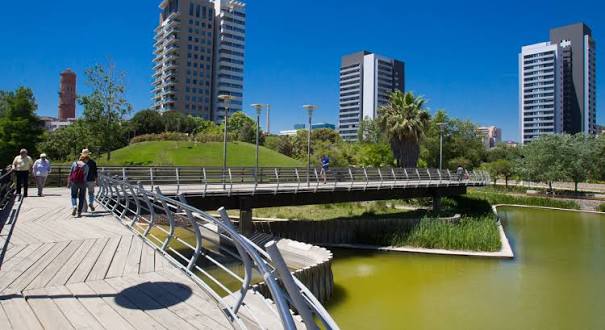 Parque de Diagonal Mar: Diseño Moderno y Sostenibilidad