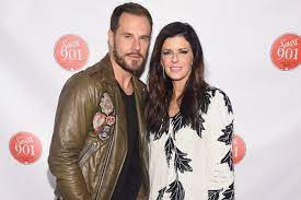 Karen fairchild, kimberly schlapman (formerly roads), phillip sweet, and jimi westbrook. Little Big Town S Star Karen Fairchild Found Her Soulmate On Her Bandmate Jimi Westbrook Also Her Previous Relationship And Child Married Biography