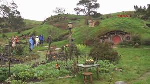 Yeni zelanda'da bulunan ve yüzüklerin efendisi filminin de çekildiği gizemli ve eşsiz güzellikteki hobbit köyü shire'a bir de böyle bakın. Hobbit Koyu Ne Buyuk Ilgi