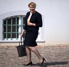 Fast and easy gif creation. Familienministerin Giffey Will Beim Schulschwimmen Keine Religiosen Ausreden Dulden Welt