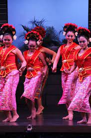 Keunikan tari jaipong yang sangat menonjol adalah gerakan tariannya yang sangat enerjik ditambah kostumnya yang mencolok. Tari Yapong Persembahan Untuk Jakarta Indonesia Kaya