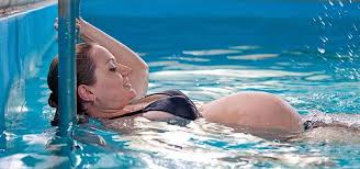 Ihre jeweilig gewünschten bezugsmonate können die eltern frei auf die ersten 14 lebensmonate ihres kindes aufteilen. Schwimmen In Der Schwangerschaft Auch Vor Der Geburt Kidsgo