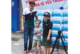 Nsưt hoài linh cũng cảm ơn tấm lòng từ thiện của đông đảo khán giả đã yêu mến, hưởng ứng lời kêu gọi trên trang cá nhân của anh. Nghá»‡ SÄ© Hoai Linh Cung Oxygeno Lam Tá»« Thiá»‡n Doanhnhanplus Vn