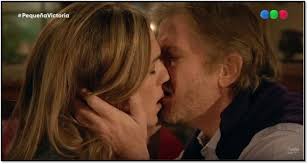 La historia detrás de la foto de lara arreguiz, la joven de 22 años. El Emocionante Primer Beso De Emma Y Antonio En Pequena Victoriashowbizbeta Noticias Del Mundo Del Espectaculo