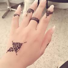 Pin By Yasmine El Ashrey On Henna Henna Tattoo Designs Simple Simple Henna Tattoo Finger Henna Designs