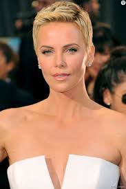 Si vous aimez les cheveux courts et que vous voulez avoir une coupe parfaite, il existe différentes sortes de. Charlize Theron Eblouissante Avec Cette Coupe Ultra Courte Qui Donne De La Texture A Ses Cheveux Fins Terrafemina